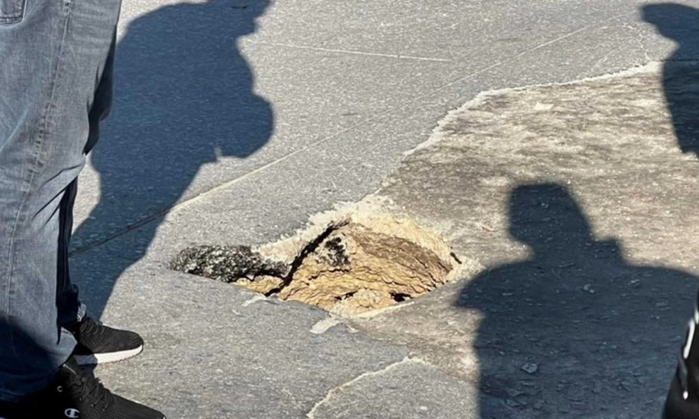 Λάρισα: Άνοιξε τρύπα από το πουθενά σε κυκλικό κόμβο – Αυτοψία στο σημείο που κλήθηκε η τροχαία